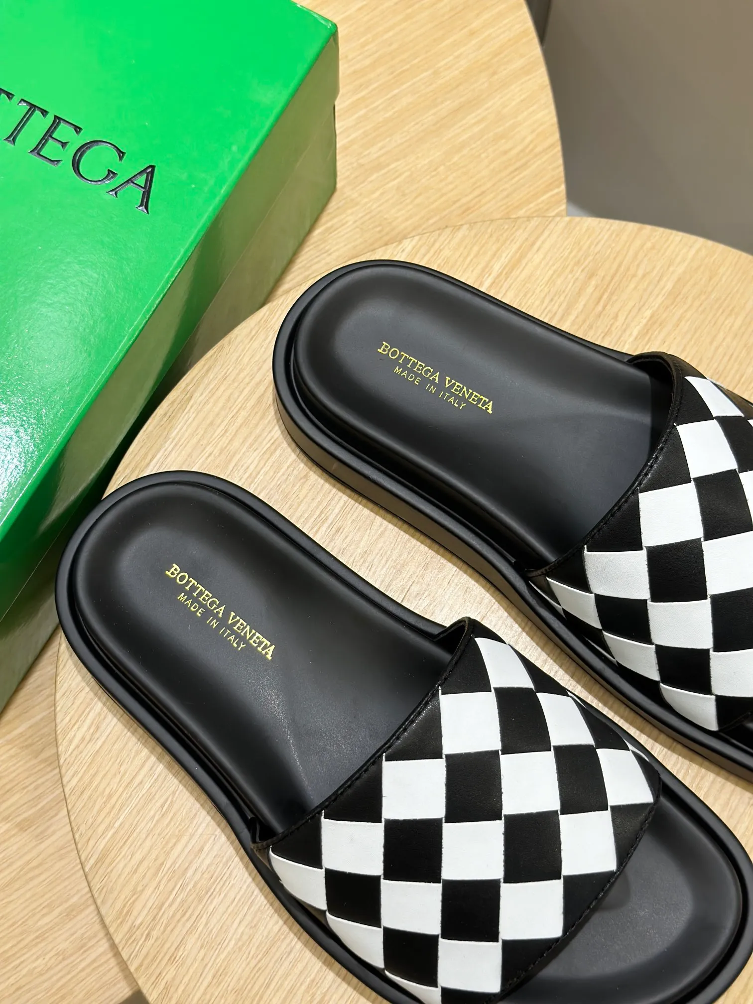 Factory price: 360💰BV hand-woven men's slippers and sandals - suitable for walking. It still emphasizes minimalism and practical wearability, but is full of vivid artistry. Super classic, luxurious and comfortable, imported cowhide + cowhide lining + lightweight outsole Size: 39-44 (customized at 38.45)